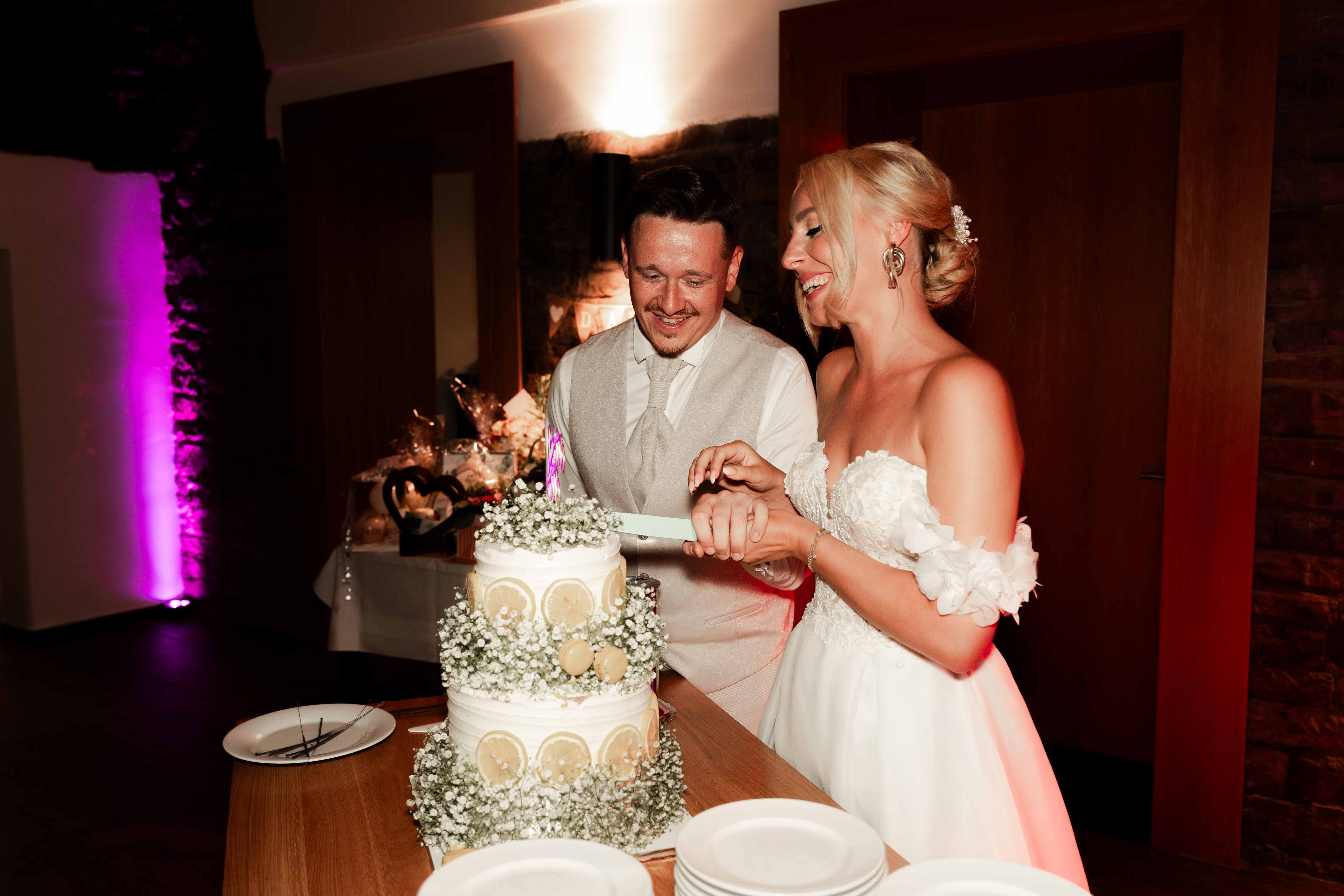 Hochzeitsfotograf Saskia & Kevin – Gäste feiern auf der Hochzeit